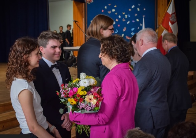 Kwiaty i podziękowania dla Dyrekcji II LO